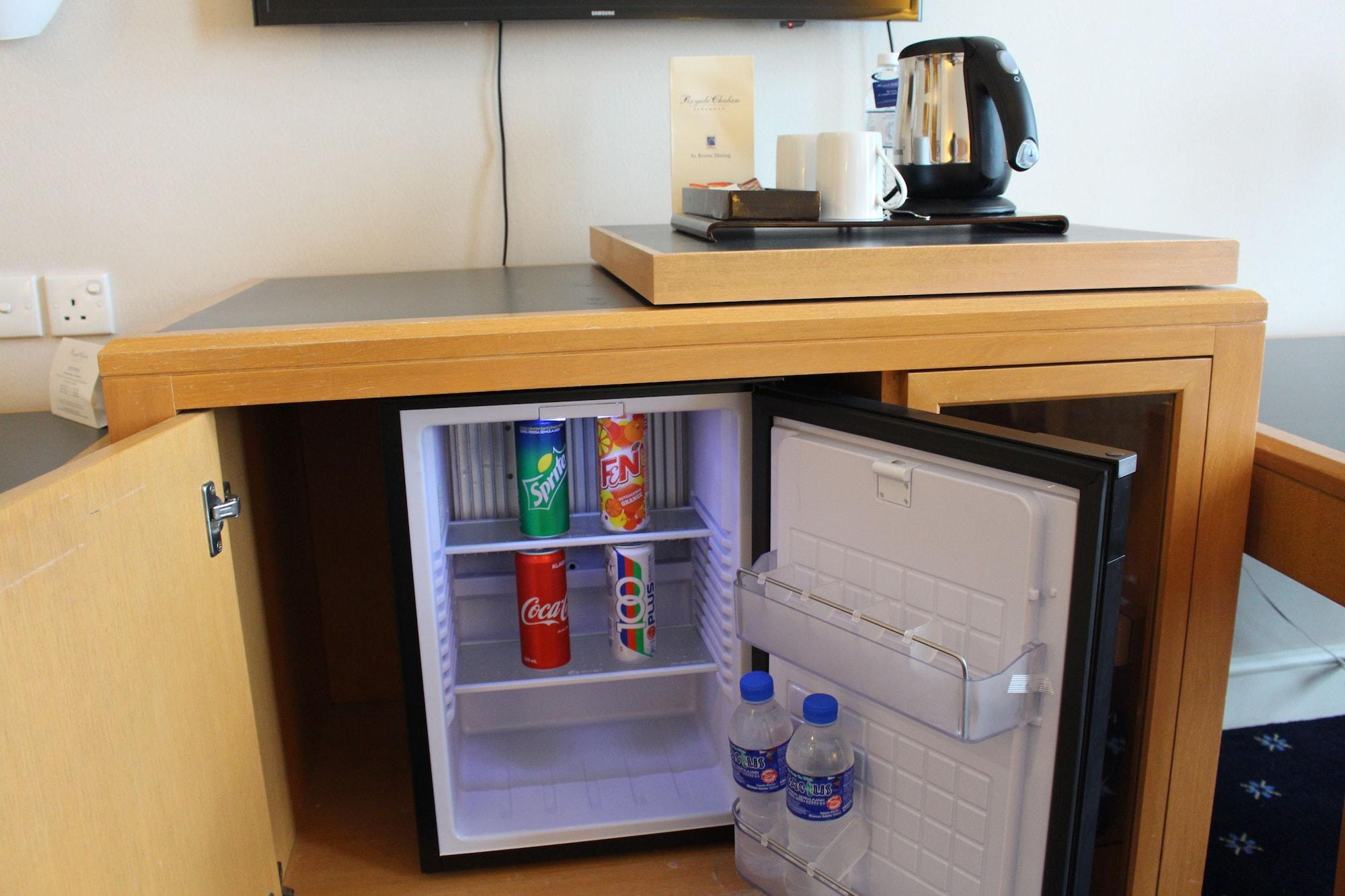Royale Chulan Seremban Buitenkant foto A mini-refrigerator in a hotel room
