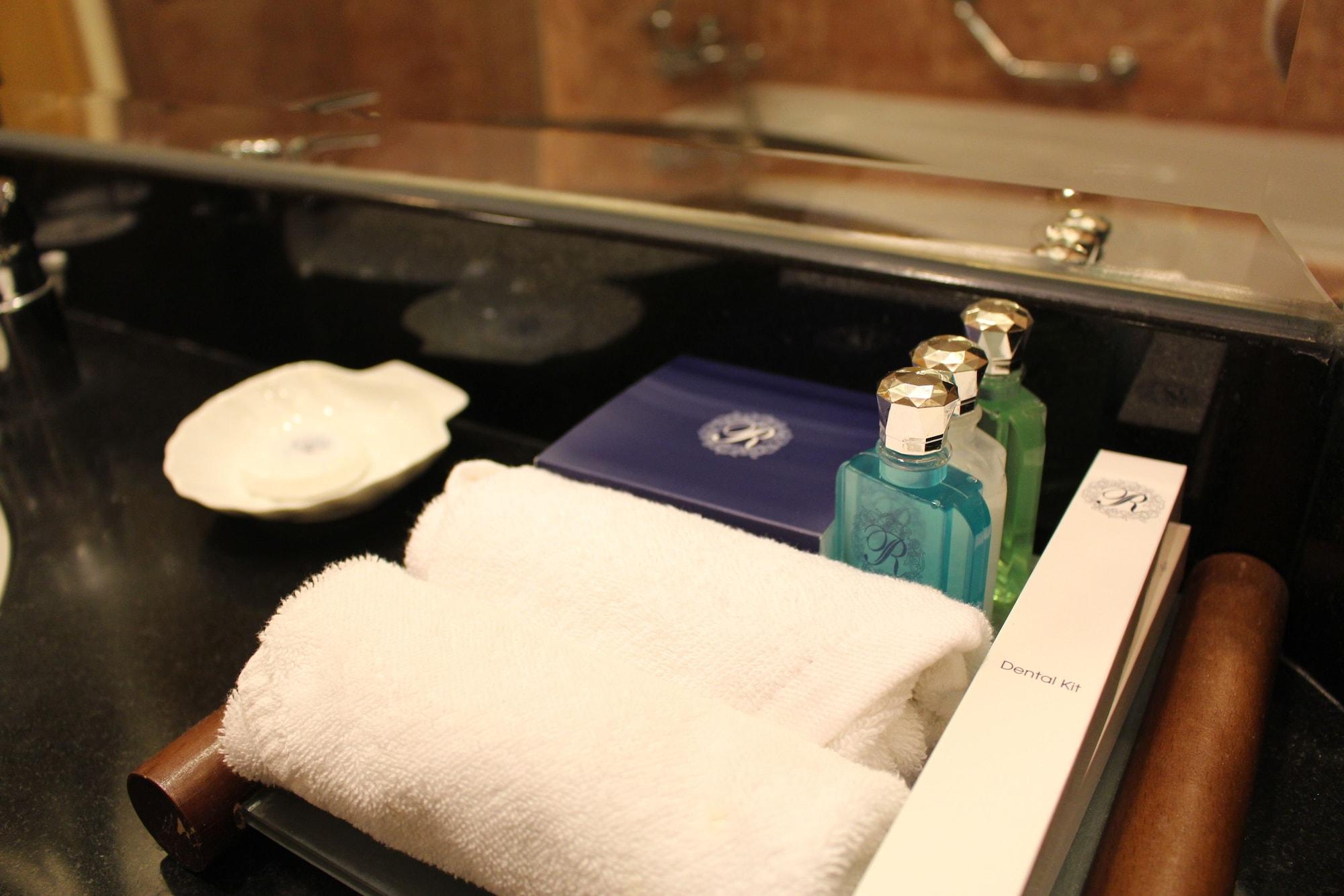 Royale Chulan Seremban Buitenkant foto A guest bathroom in a hotel