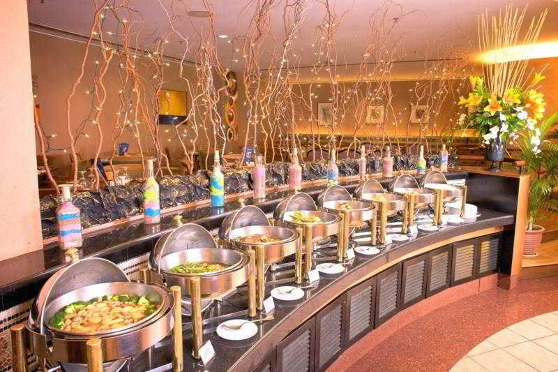 Royale Chulan Seremban Buitenkant foto A buffet at a hotel